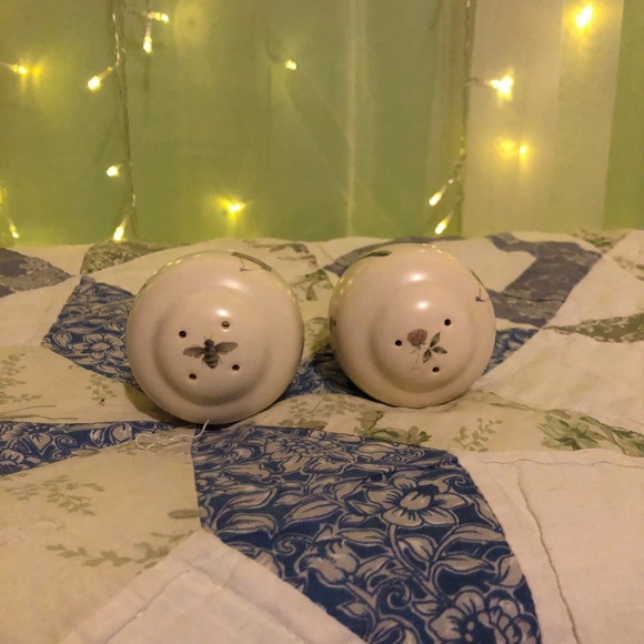 Pfaltzgraff Garden Themed Salt and Pepper Shakers - Picture 2 of 4